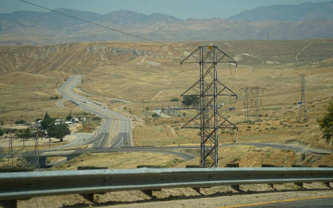 Roadside view in Bakersfield, CA where there are no business signs